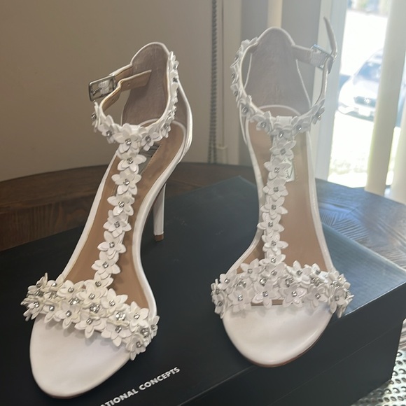 Selling white Summer Sandals with-little  diamonds . - Picture 2 of 6